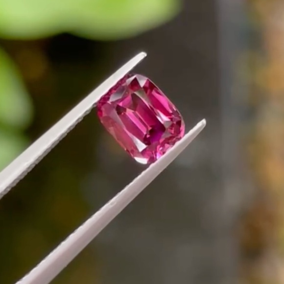1.16ct Rhodolite Garnet from the Umba valley, Tanzania. - Picture 4 of 9